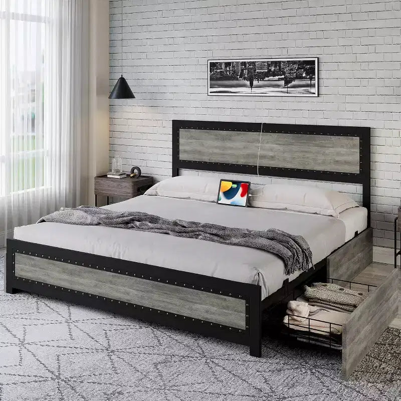 Cadre de lit avec quatre tiroirs de rangement, lit plateforme avec tête de lit et décoration cloutée, cadre à lattes métalliques